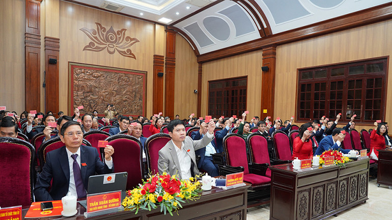 Các đại biểu biểu quyết thông qua các nghị quyết.