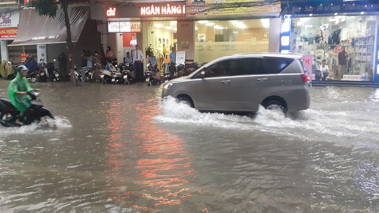 Các phương tiện di chuyển rất khó khăn, nhiều xe bị chết máy.