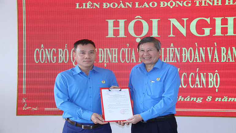 Đồng chí Phó Chủ tịch Thường trực Tổng Liên đoàn Lao động tỉnh Việt Nam trao quyết định cho đồng chí Chủ tịch Liên đoàn lao động tỉnh Hà Nam.