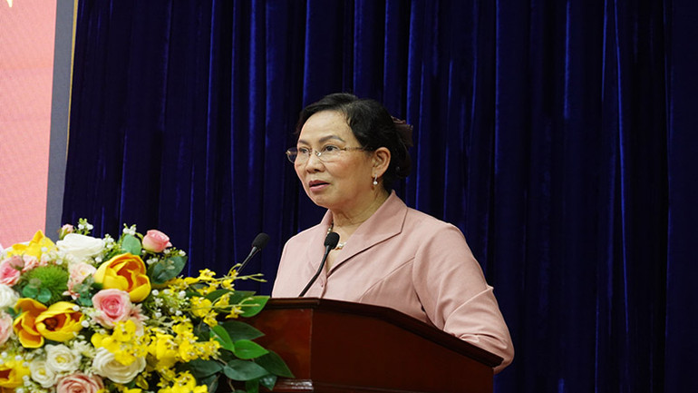 Đồng chí Lê Thị Thủy, Ủy viên Trung ương Đảng, Bí thư tỉnh ủy Hà Nam phát biểu tại Hội nghị.