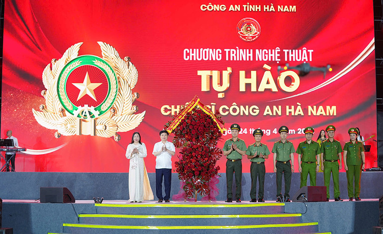 Các đồng chí Thường trực Tỉnh ủy tặng hoa chúc mừng chương trình.