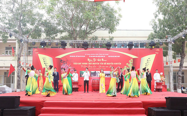 Tiết mục ngâm thơ tại Ngày thơ Việt Nam.