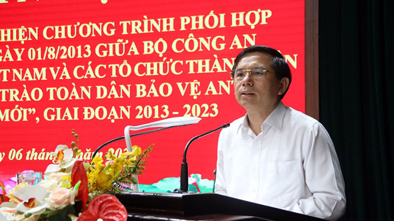 Đồng chí Phó Chủ tịch Ủy ban nhân dân tỉnh Hà Nam phát biểu tại Hội nghị. Đồng chí Phó Chủ tịch Ủy ban nhân dân tỉnh Hà Nam phát biểu tại Hội nghị.