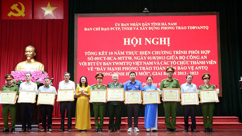 Chủ tịch Mặt trận Tổ quốc tỉnh Hà Nam trao Bằng khen của Chủ tịch Ủy ban nhân dân tỉnh cho các tập thể và cá nhân có thành tích xuất sắc. Chủ tịch Mặt trận Tổ quốc tỉnh Hà Nam trao Bằng khen của Chủ tịch Ủy ban nhân dân tỉnh cho các tập thể và cá nhân có thành tích xuất sắc.