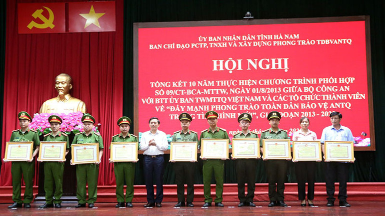 Phó Chủ tịch Ủy ban nhân dân tỉnh Hà Nam trao Bằng khen của Chủ tịch Ủy ban nhân dân tỉnh cho các tập thể, cá nhân có thành tích xuất sắc. Phó Chủ tịch Ủy ban nhân dân tỉnh Hà Nam trao Bằng khen của Chủ tịch Ủy ban nhân dân tỉnh cho các tập thể, cá nhân có thành tích xuất sắc.