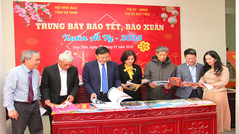 Các đại biểu tham quan các gian trưng bày báo Tết, báo Xuân.