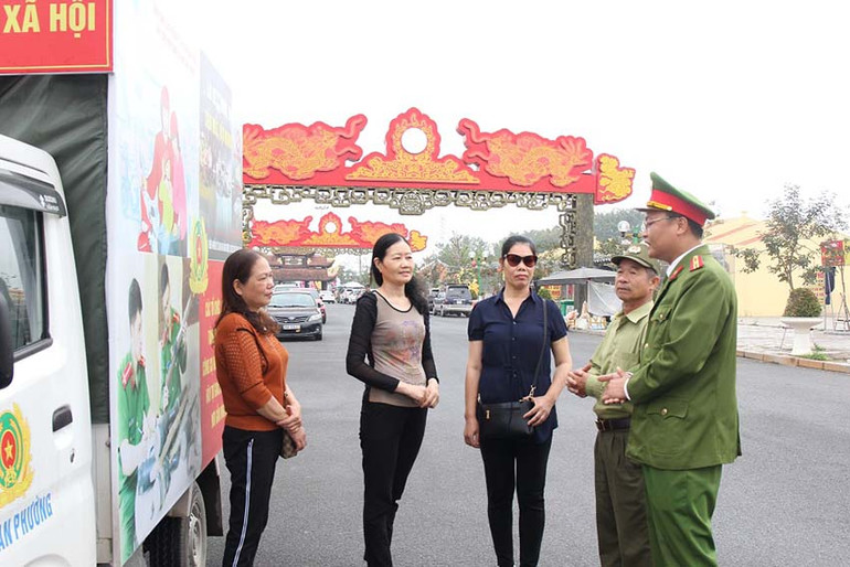 Công an xã Mộc Nam, thị xã Duy Tiên, tuyên truyền, phổ biến các phương thức, thủ đoạn hoạt động của các loại tội phạm cho người dân, du khách đến tham quan, chiêm bái tại Khu di tích Đền Lảnh Giang.