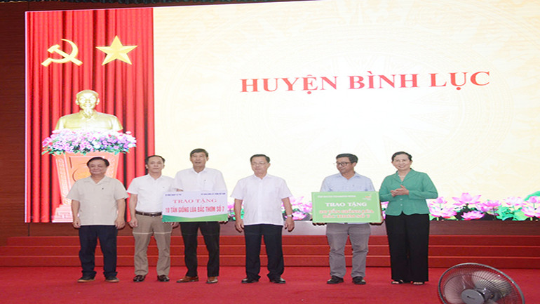 Bộ trưởng Nông nghiệp và Phát triển nông thôn Lê Minh Hoan đã trao tặng 30 tấn lúa giống Bắc Thơm số 7 cho các hộ nông dân.