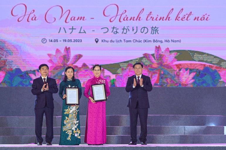 Chủ tịch Quốc Hội Vương Đình Huệ trao Quyết định công nhận 2 bảo vật quốc gia cho tỉnh Hà Nam.