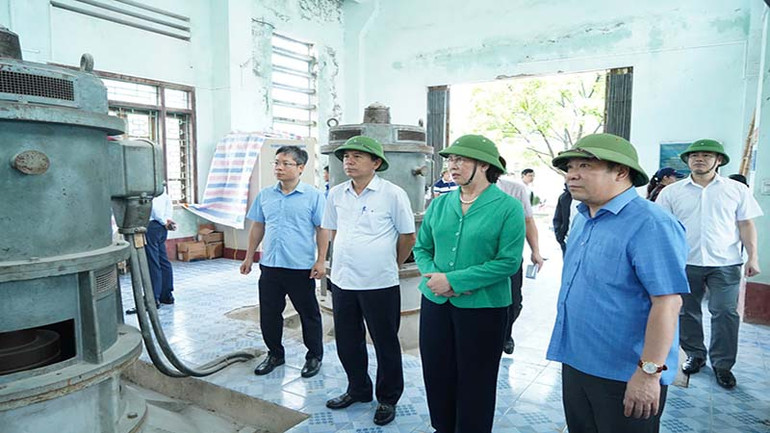 Đồng chí Bí thư Tỉnh ủy Lê Thị Thủy chỉ đạo tiêu úng tại trạm bơm Võ Giang.