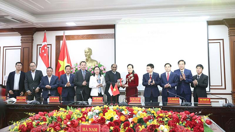Các đồng chí lãnh đạo tỉnh Hà Nam tặng quà cho ngài Đại sứ đặc mệnh toàn quyền nước Cộng hòa Singapore tại Việt Nam. Các đồng chí lãnh đạo tỉnh Hà Nam tặng quà cho ngài Đại sứ đặc mệnh toàn quyền nước Cộng hòa Singapore tại Việt Nam.