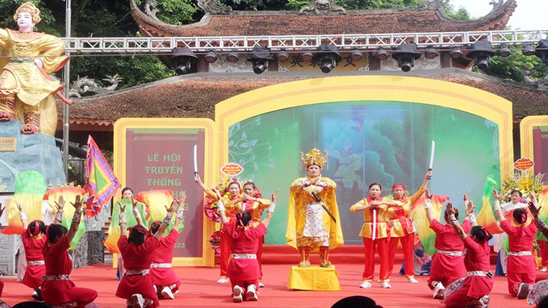 Biểu diễn hoạt cảnh Nữ tướng Lê Chân chỉ huy quân sĩ tại Căn cứ địa Lạt Sơn.