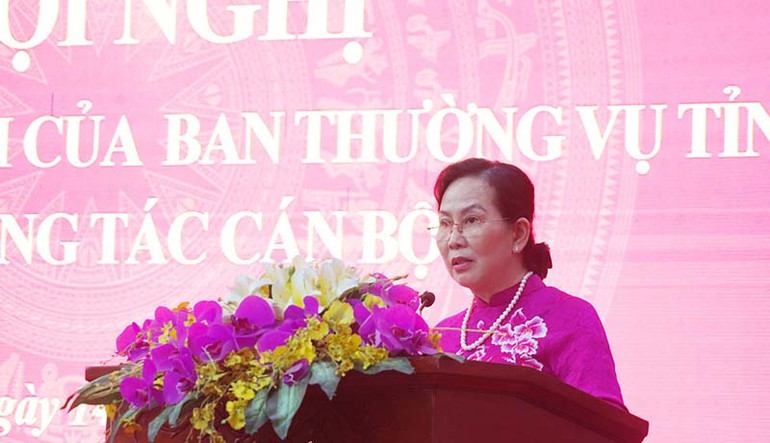 Đồng chí Lê Thị Thủy, Ủy viên Trung ương Đảng, Bí thư Tỉnh ủy, Chủ tịch Hội đồng nhân dân tỉnh phát biểu giao nhiệm vụ cho đồng chí Lê Văn Hà.