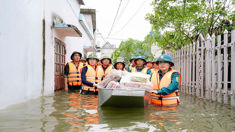 Các đồng chí lãnh đạo tỉnh Hà Nam tận tay trao các nhu yếu phẩm cần thiết phục vụ sinh hoạt tạm thời cho bà con trong những ngày bị ngập lụt. Các đồng chí lãnh đạo tỉnh Hà Nam tận tay trao các nhu yếu phẩm cần thiết phục vụ sinh hoạt tạm thời cho bà con trong những ngày bị ngập lụt.