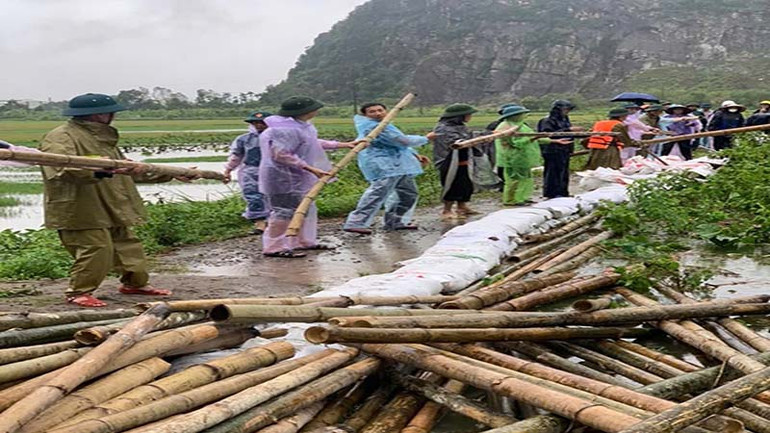Các lực lượng tham gia vận chuyển vật liệu để gia cố các tuyến đê xảy ra sự cố.