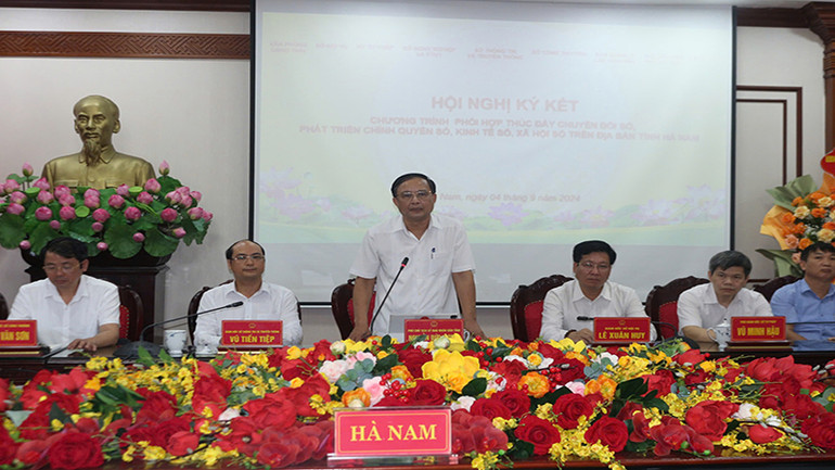 Đồng chí Phó Chủ tịch Ủy ban nhân dân tỉnh Nguyễn Đức Vượng phát biểu chỉ đạo tại lễ ký kết.