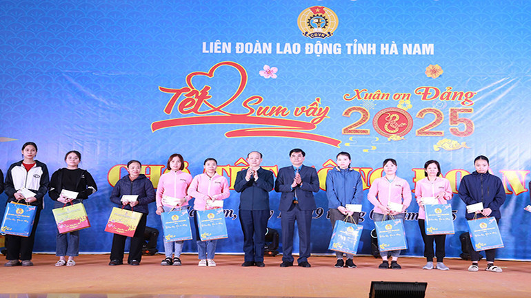 Lãnh đạo Liên đoàn Lao động tỉnh và Đảng ủy khối các doanh nghiệp tỉnh Hà Nam trao quà Tết đến công nhân, người lao động.