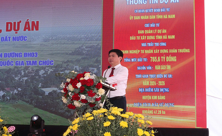 Đồng chí Trương Quốc Huy, Bí thư Tỉnh ủy, Chủ tịch Ủy ban nhân dân tỉnh Hà Nam phát biểu tại lễ khởi công.