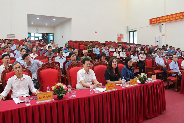 Các đại biểu dự hội nghị tiếp xúc cử tri tại huyện Bình Lục.