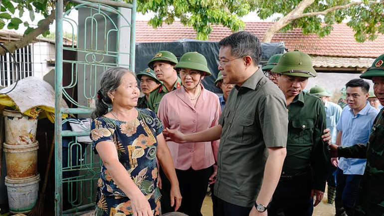 Đồng chí Trưởng Ban Tổ chức Trung ương thăm hỏi, động viên các gia đình bị thiệt hại do mưa lũ gây ra.