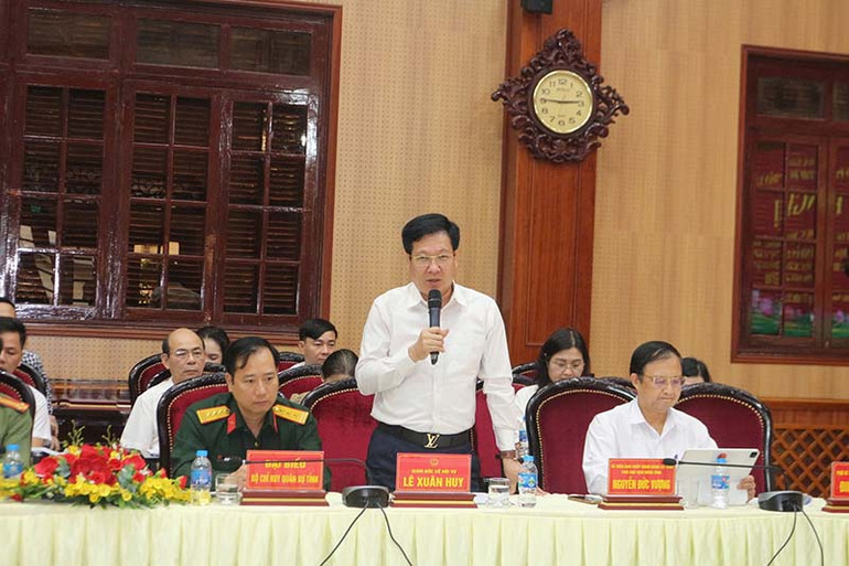 Các đại biểu thảo luận, trao đổi kinh nghiệm, cách làm sáng tạo trong quá trình triển khai thực hiện mô hình “Chính quyền thân thiện vì nhân dân phục vụ” tại các đơn vị.