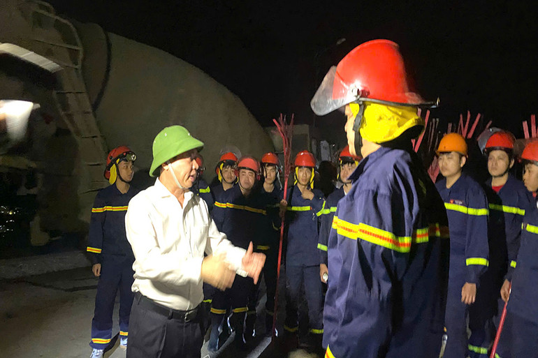 Đồng chí Trương Quốc Huy, Bí thư Tỉnh ủy, Chủ tịch Ủy ban nhân dân tỉnh, Trưởng Đoàn đại biểu Quốc hội tỉnh Hà Nam động viên lực lượng tham gia chữa cháy.