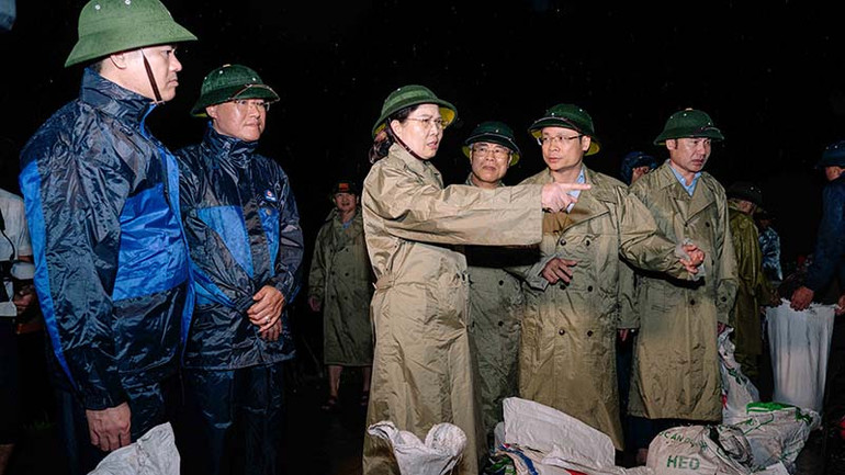 Đồng chí Lê Thị Thủy, Ủy viên Trung ương Đảng, Bí thư Tỉnh ủy, Chủ tịch HĐND tỉnh đã đi kiểm tra, chỉ đạo công tác khắc phục sự cố tại huyện Lý Nhân.