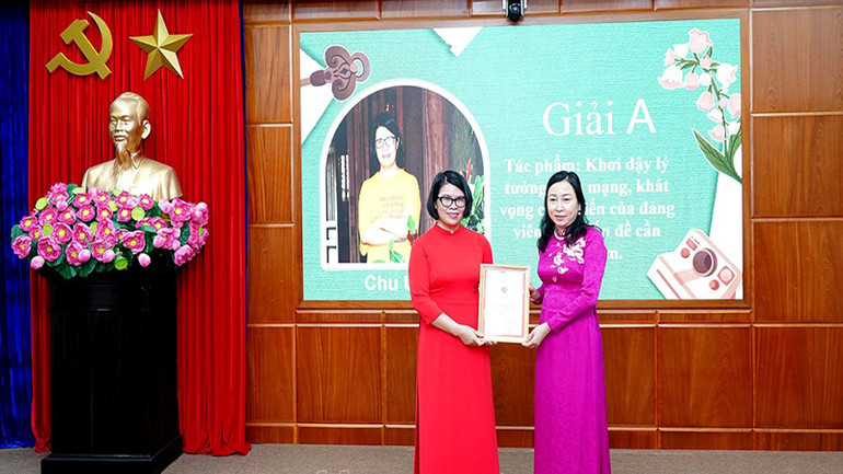 Đồng chí Đinh Thị Lụa, Phó Bí thư Thường trực Tỉnh ủy, Trưởng Ban Chỉ đạo giải Búa liềm vàng tỉnh trao giải A cho tác giả Chu Uyên (Báo Hà Nam).