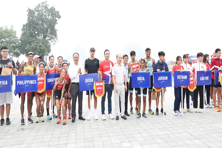 Ban Tổ chức tặng cờ lưu niệm cho các đoàn vận động viên tham dự giải.