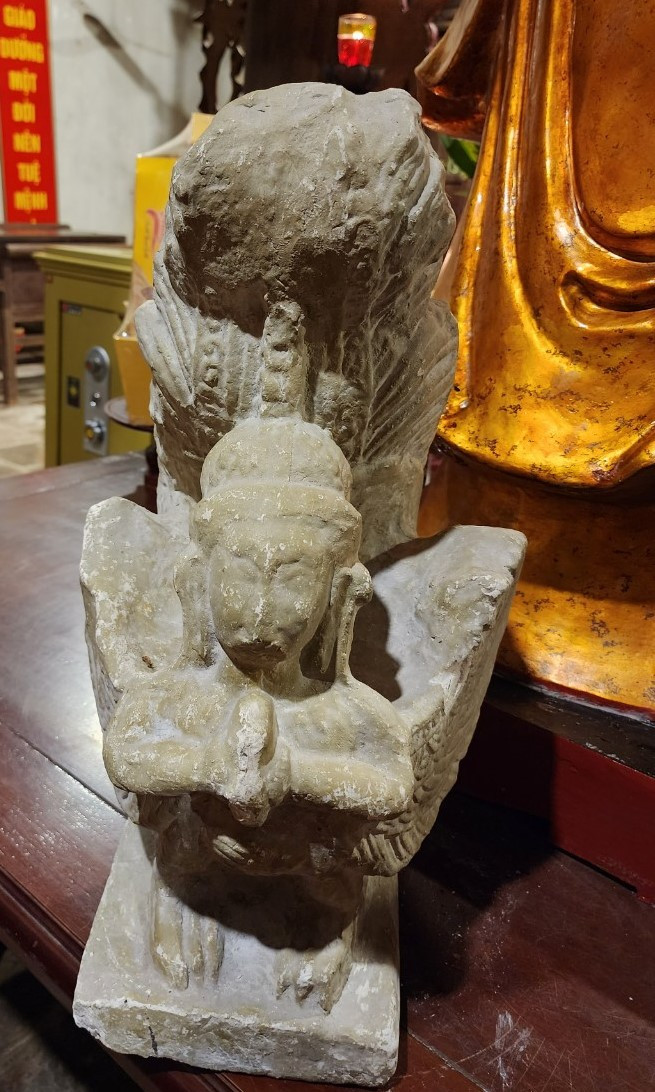 Tượng đầu người mình chim (thời Lý) là một trong các hiện vật nguyên vẹn đang được lưu giữa tại chùa Đọi. Tượng đầu người mình chim (thời Lý) là một trong các hiện vật nguyên vẹn đang được lưu giữa tại chùa Đọi.