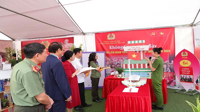 Ban giám khảo tổ chức chấm thi phần trưng bày sách.