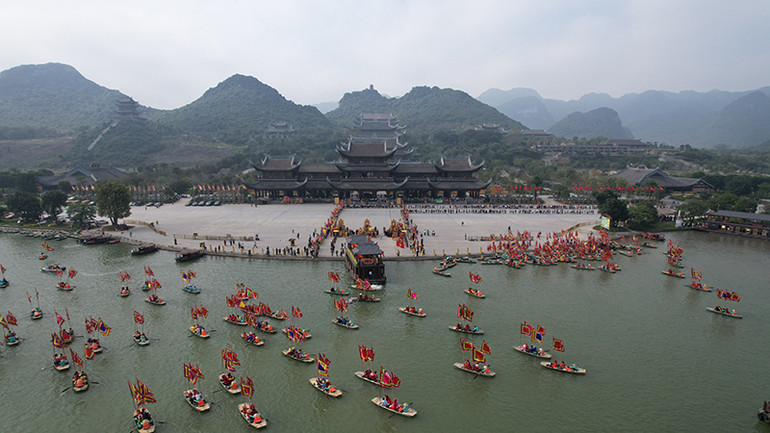 Hoạt động rước nước tại Hội xuân Tam Chúc.