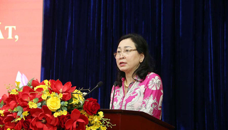 Đồng chí Đinh Thị Lụa, Phó Bí thư Thường trực Tỉnh ủy phát biểu khai mạc hội nghị.