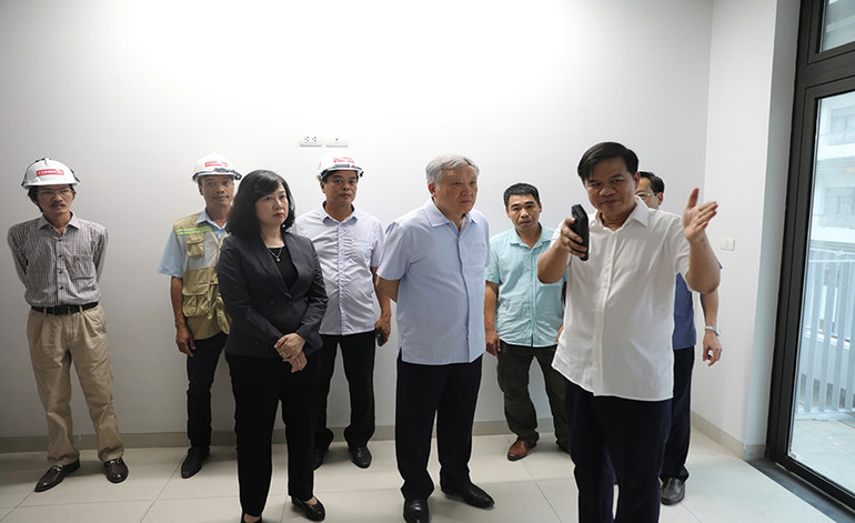 Lãnh đạo Bệnh viện Bạch Mai báo cáo với Phó Thủ tướng cùng đoàn công tác về tiến độ thi công tại Bệnh viện.