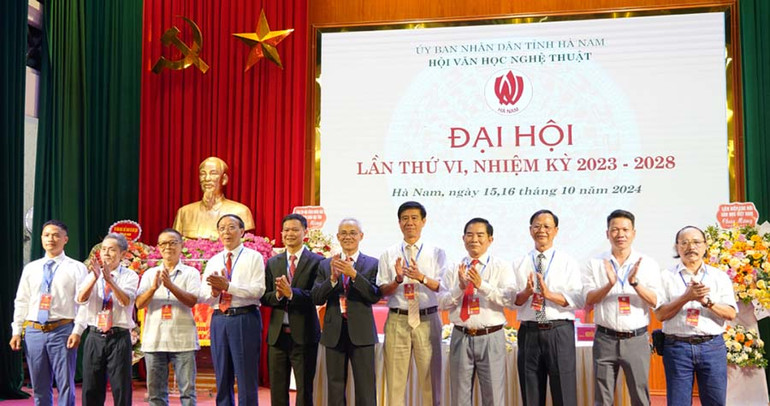 Ban Chấp hành Hội Văn học nghệ thuật tỉnh khóa VI, nhiệm kỳ 2023-2028 ra mắt đại hội. Ban Chấp hành Hội Văn học nghệ thuật tỉnh khóa VI, nhiệm kỳ 2023-2028 ra mắt đại hội.