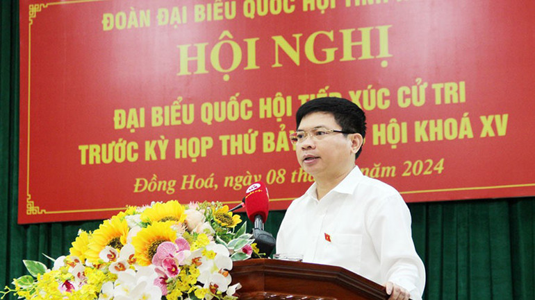 Đồng chí Trương Quốc Huy, Phó Bí thư Tỉnh ủy, Chủ tịch Ủy ban nhân dân tỉnh, Trưởng đoàn Đại biểu quốc hội tỉnh Hà Nam phát biểu tại hội nghị.