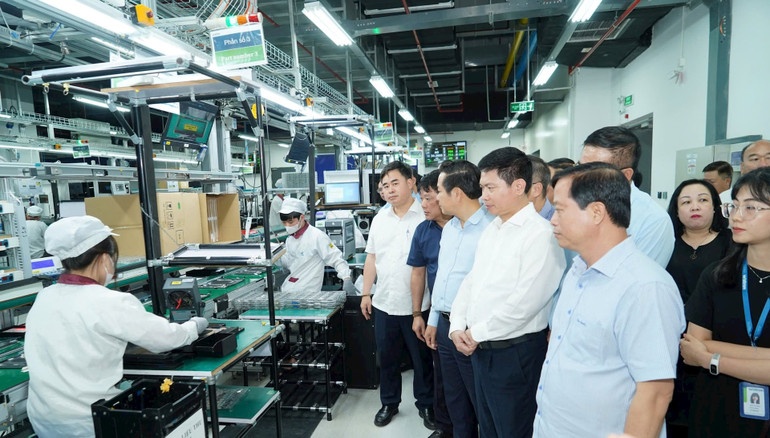 doan-can-bo-hoc-vien-lop-boi-duong-quy-hoach-uy-vien-rung-uong-dang-khoa-xiv-tham-quan-day-truyen-san-xuat-va-lap-rap-laptop-dell-tai-nha-may-wistron-infocom.jpg