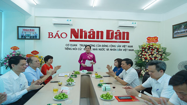 Bí thư Tỉnh ủy Lê Thị Thủy phát biểu chúc mừng Văn phòng đại diện Báo Nhân Dân tại Hà Nam.