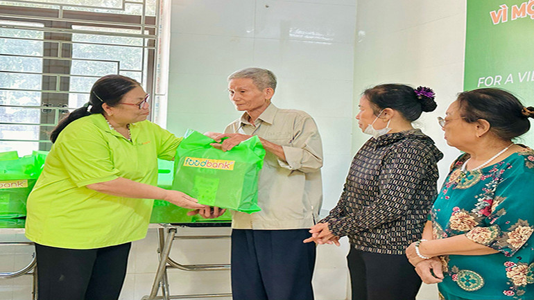 Đại diện Ngân hàng Thực phẩm Việt Nam trao quà cho các hộ nạn nhân chất độc da cam tại Hà Nam.