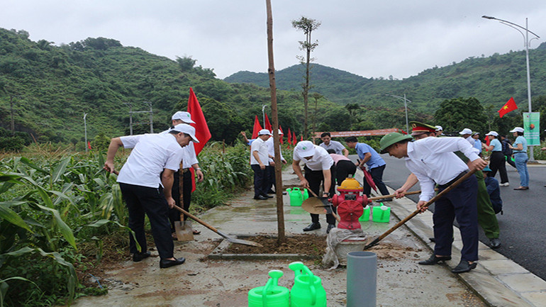 Sau lễ phát động, các đại biểu tham gia hưởng ứng trồng cây xanh tại thị trấn Ba Sao, huyện Kim Bảng.
