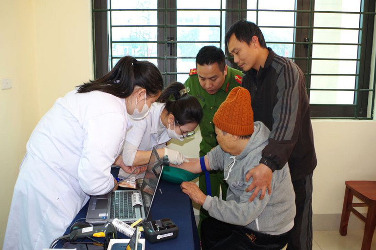 Công tác lấy mẫu ADN thân nhân liệt sĩ chưa xác định danh tính tại Công an thị trấn Kiện Khê, huyện Thanh Liêm, Hà Nam.