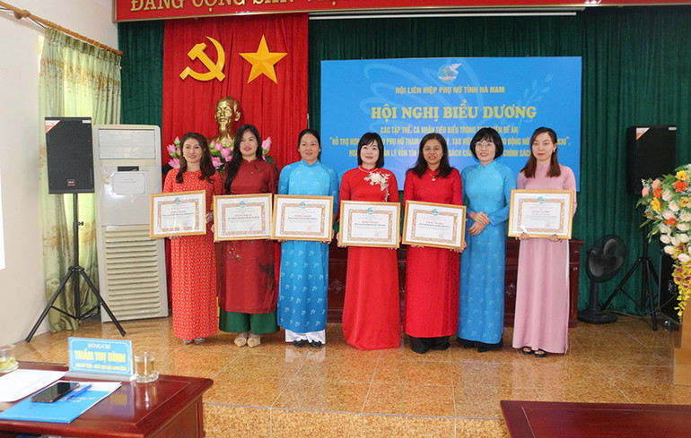 Chủ tịch Hội Liên hiệp Phụ nữ tỉnh khen thưởng các tập thể và cá nhân có thành tích xuất sắc trong thực hiện Đề án 01.