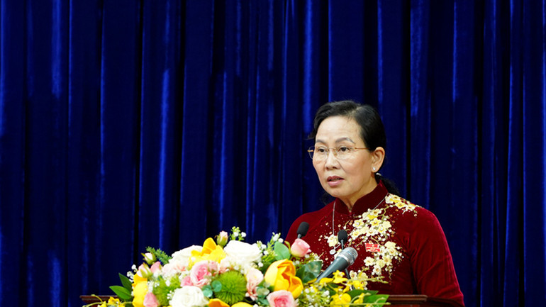 Đồng chí Lê Thị Thủy, Ủy viên Trung ương Đảng, Bí thư Tỉnh ủy, Chủ tịch Hội đồng nhân dân tỉnh Hà Nam phát biểu bế mạc kỳ họp. Đồng chí Lê Thị Thủy, Ủy viên Trung ương Đảng, Bí thư Tỉnh ủy, Chủ tịch Hội đồng nhân dân tỉnh Hà Nam phát biểu bế mạc kỳ họp.