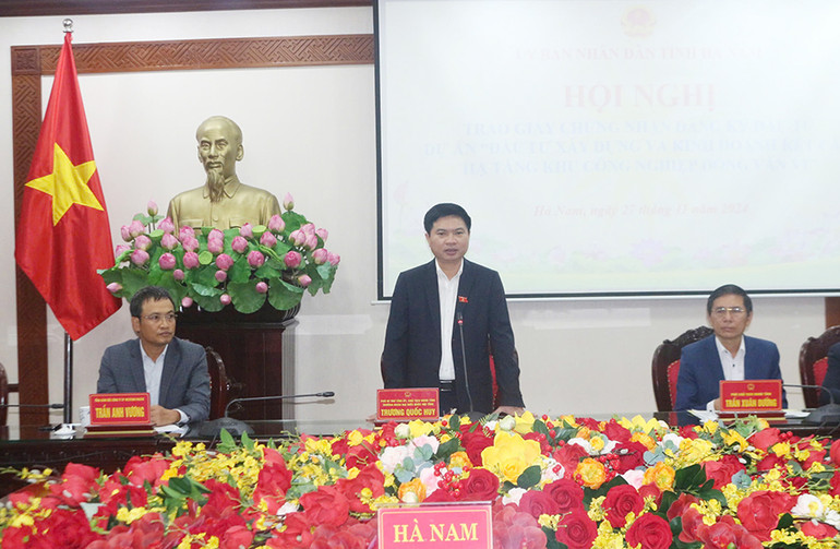 Đồng chí Trương Quốc Huy, Phó Bí thư Tỉnh ủy, Chủ tịch Ủy ban nhân dân tỉnh, Trưởng Đoàn đại biểu Quốc hội tỉnh phát biểu tại Hội nghị.