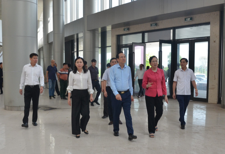 Bộ trưởng Bộ Lao động Thương binh xã hội và Bí thư Tỉnh ủy Hà Nam kiểm tra tại Bệnh viện Bạch Mai cơ sở 2 tại Hà Nam.