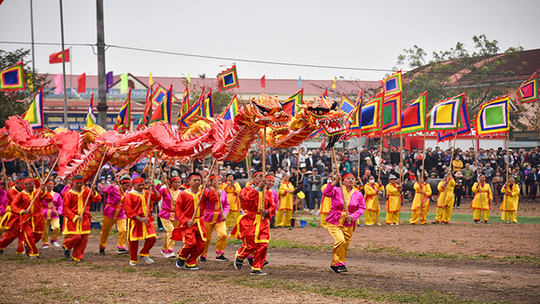 Trong tiếng trống hội rộn ràng, màn múa rồng thể hiện mong ước một năm mới tốt đẹp.