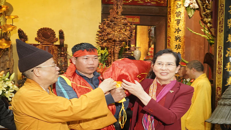 Các đồng chí lãnh đạo tỉnh Hà Nam trao các túi lương đã được lễ trong mật cung về các đội làm nhiệm vụ phát lương để phát cho du khách và nhân dân về dự lễ.