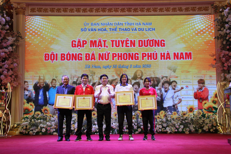 Đồng chí Chủ tịch Ủy ban nhân dân tỉnh Hà Nam tặng Bằng khen cho tập thể và các cá nhân của Đội bóng đá nữ Phong Phú Hà Nam.