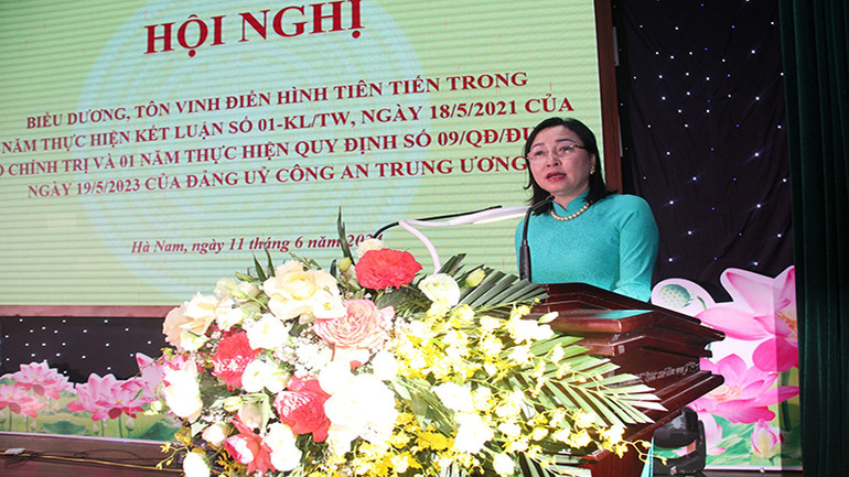 Đồng chí Đinh Thị Lụa, Phó Bí thư Thường trực Tỉnh ủy Hà Nam phát biểu tại hội nghị. Đồng chí Đinh Thị Lụa, Phó Bí thư Thường trực Tỉnh ủy Hà Nam phát biểu tại hội nghị.