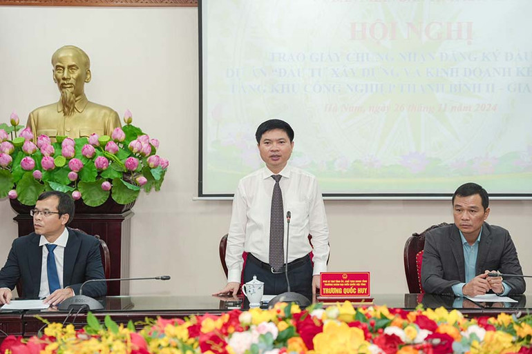 Đồng chí Trương Quốc Huy, Phó Bí thư Tỉnh ủy, Chủ tịch Ủy ban nhân dân tỉnh, Trưởng đoàn Đại biểu Quốc hội tỉnh Hà Nam phát biểu tại hội nghị.